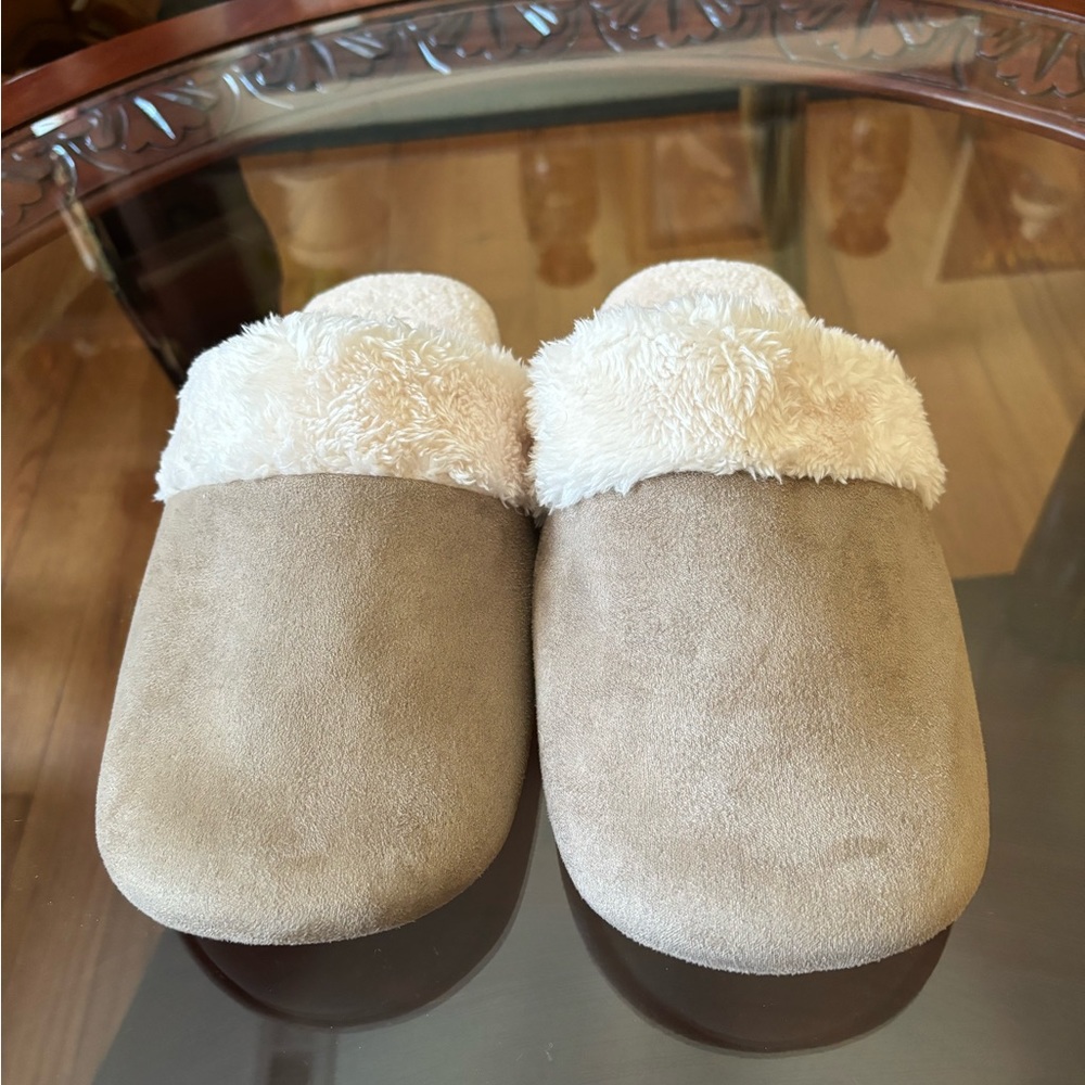 Brand new w/ tags - beige Uniqlo comfy soft slippers
